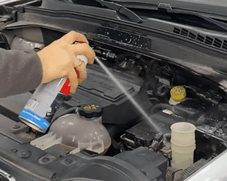 İlaçlı motor yıkama ile motor üzerindeki yağ ve kirin temizlenmesi